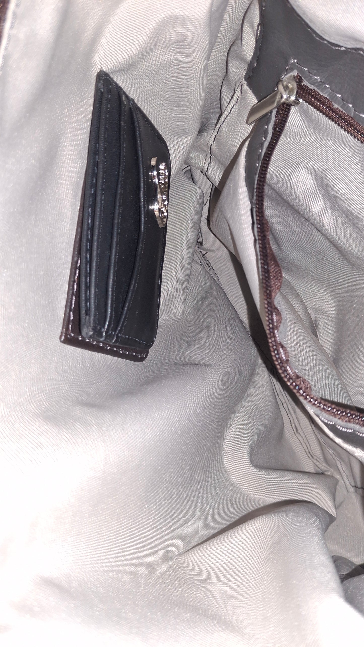 Aricio NATI RFID MAG purse interior showing magnetic attachment for RFID MAG C card holder