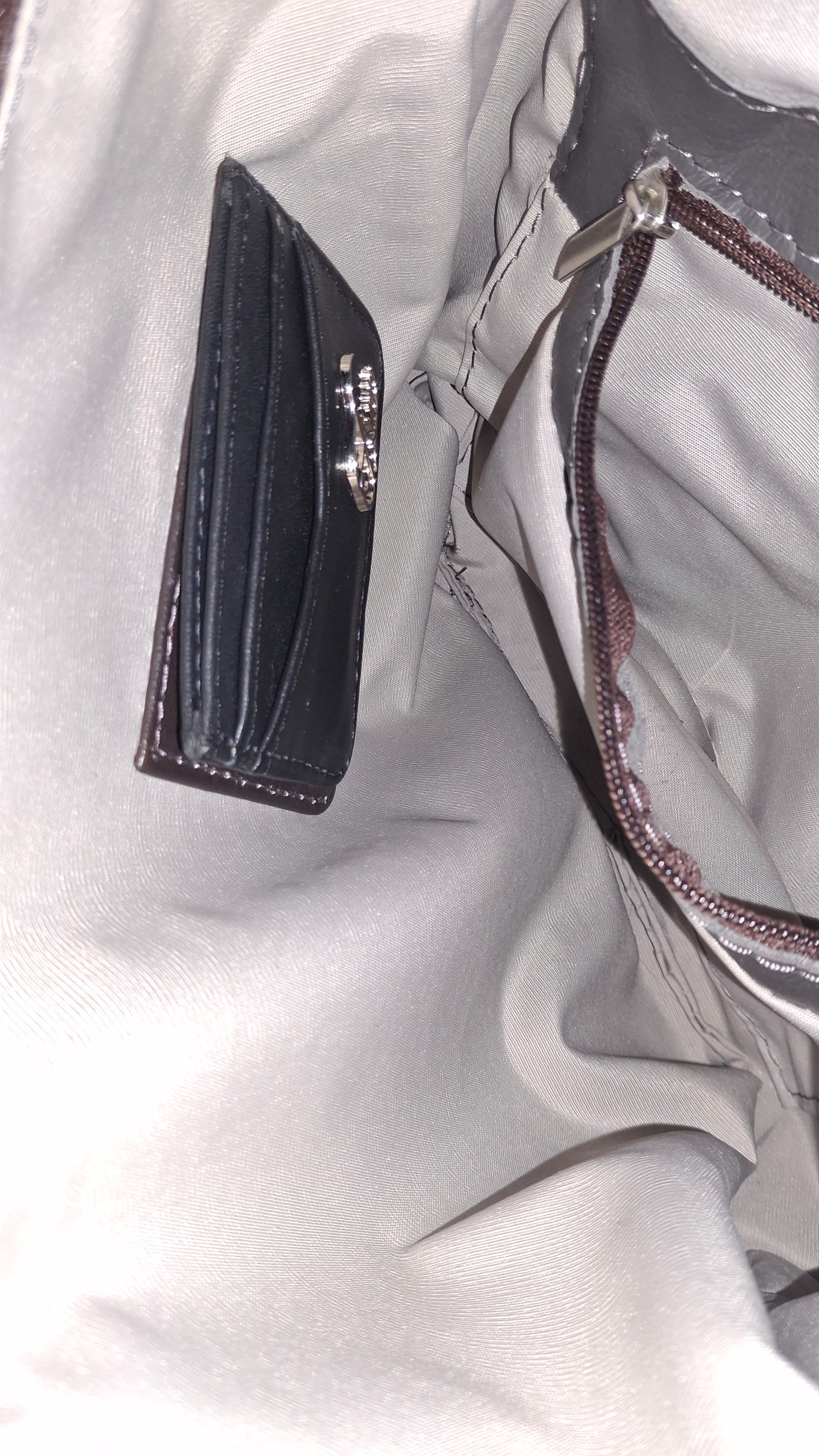Aricio NATI RFID MAG purse interior showing magnetic attachment for RFID MAG C card holder