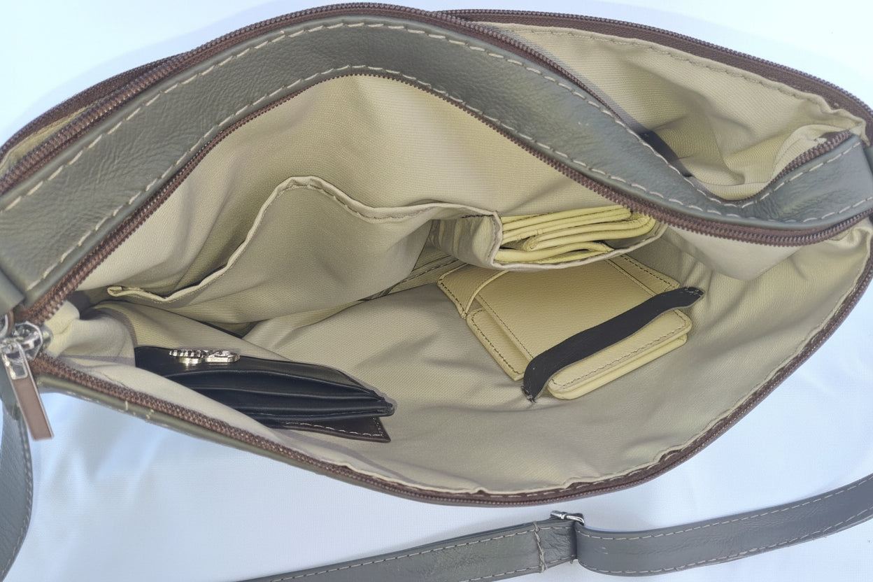 Aricio NATI purse interior showing magnetic attachment for RFID MAG C card holder