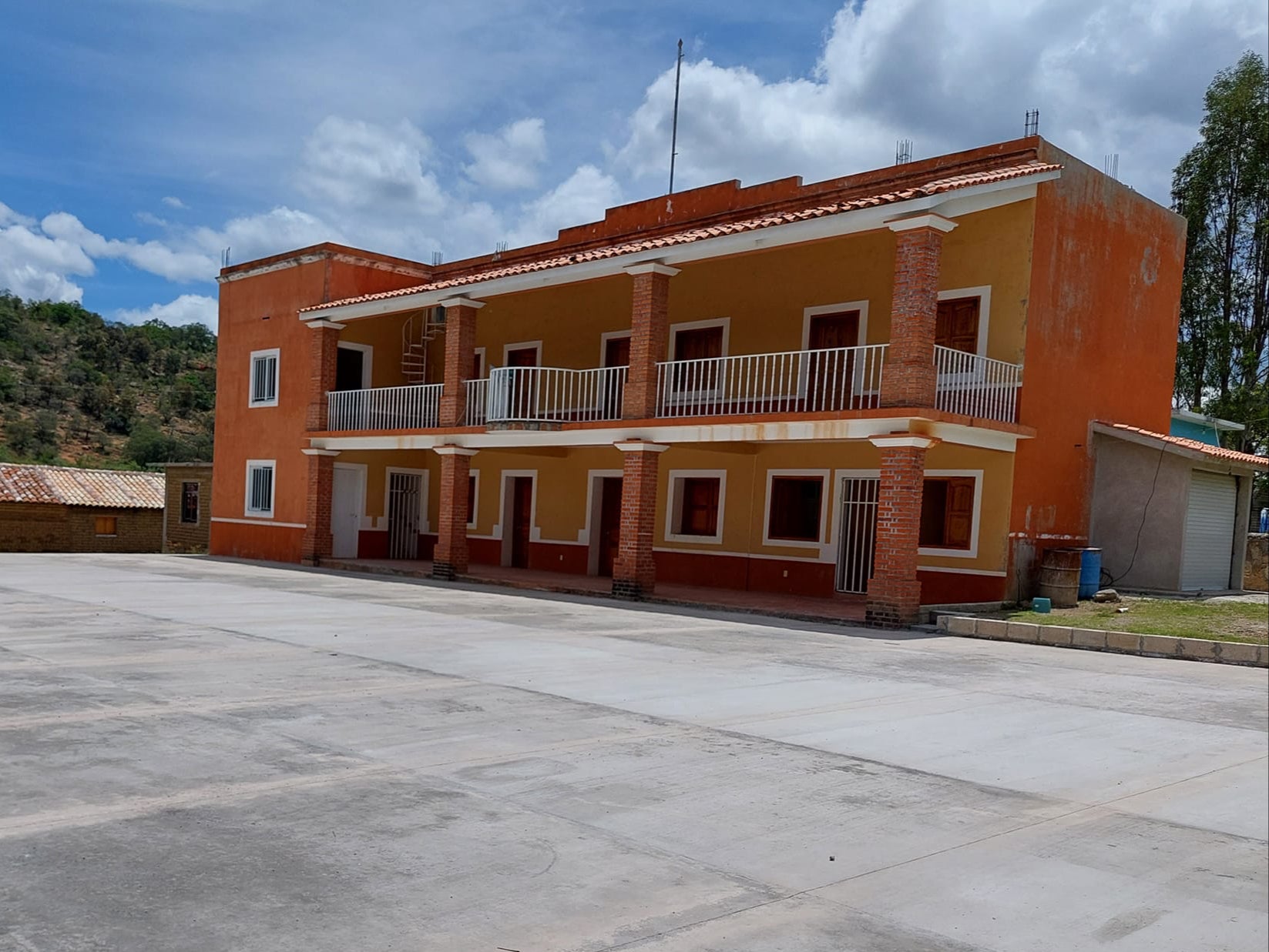 Municipal building in Rosario, Nuevo Oaxaca, Mexico, showcasing local government architecture and its civic role within the community.